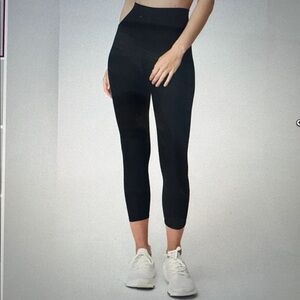 ALO Airlift High-Waisted Conceal Zip Capri- Size Small